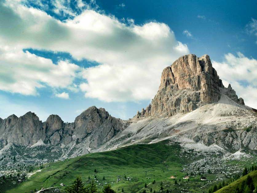 ドロミーティ http://www.italia.it/fileadmin/src/img/cluster_gallery/montagna/dolomiti_monte_averau.jpg