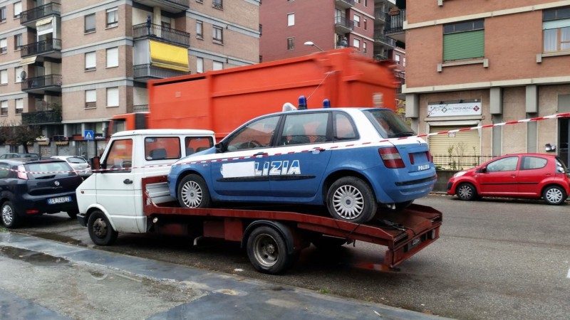 パトカーがレッカーで運ばれる様子。普通に観光していたらなかなか見れないでしょう。