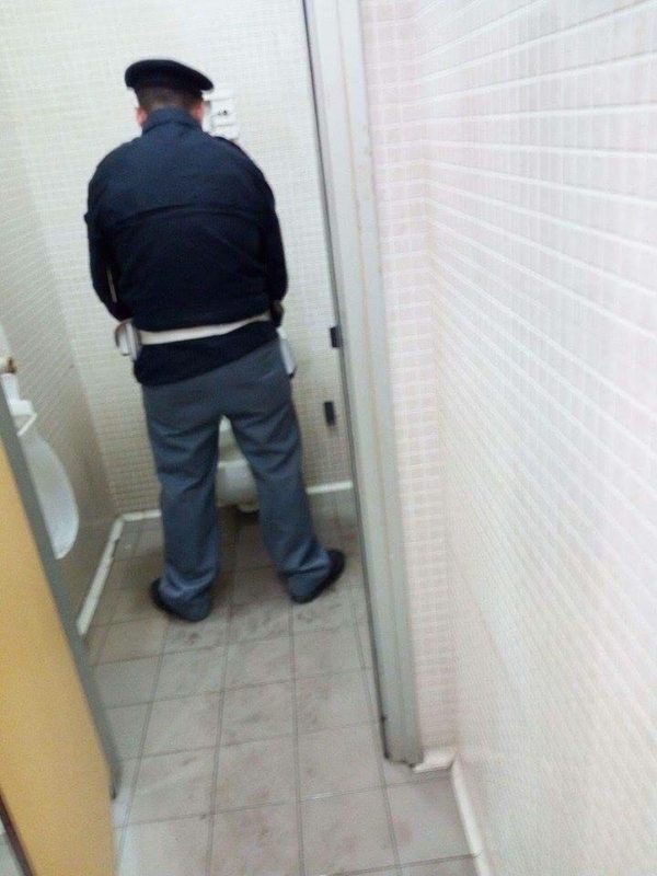 「警察署でトイレをするときは、ドアが壊れて取り外されているので、みんなに見られながら用を足さないといけないのが困る。」
