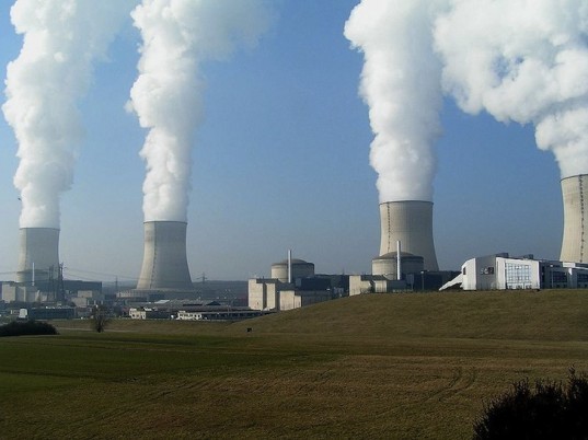 http://assets.inhabitat.com/wp-content/blogs.dir/1/files/2011/06/Nuclear-Power-Plant-537x402.jpg